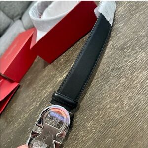 Reversible and adjustable Gancini belt

FERRAGAMO
Double Gancini